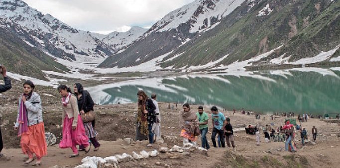 وادی کاغان میں برفباری کے بعد سیاحوں کی موج مستیاں